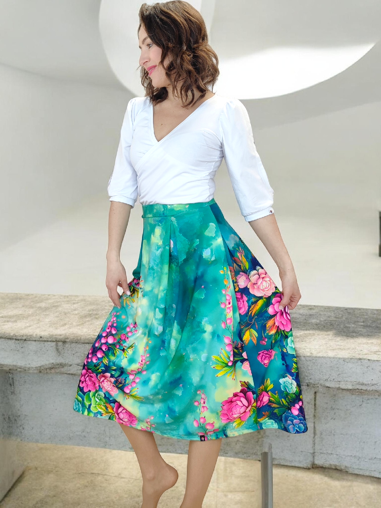 květovaná midi sukně do pasu LESLIE NEW na modelce